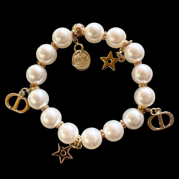 New in Box Dior GWP Stretch Faux Pearl Gold & White Dior Charm Bracelet - Picture 1 of 3